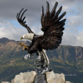 Führende Bronzefabriken produzieren die große Bronzeadler-Skulptur für den Landschaftsbau